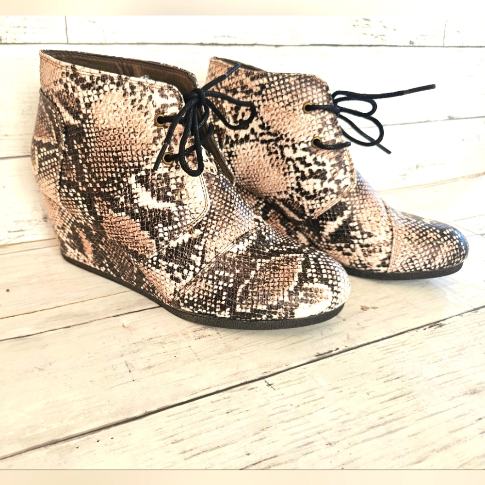 Pierre Dumas Faux Leather Snakeprint Wedge Lace up Sneakers Cream & Black - Picture 2 of 10